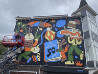 904896 Afbeelding van het aanbrengen van de muurschildering Hoog Catharijne 50 jaar door kunstschilder Philip Lindeman ...